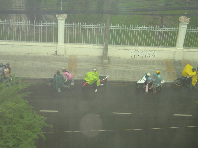 ホーチミンで雨が降った時のバイクの様子